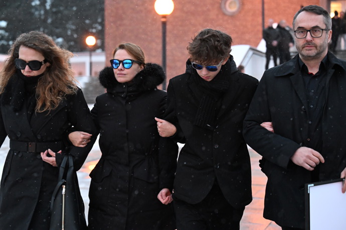 FOTO: Hercova bývalá partnerka Zuzana Vejvodová odcházela z krematoria spolu se synem Jonášem mezi posledními. Oči jim kryly sluneční brýle. – stránka 28