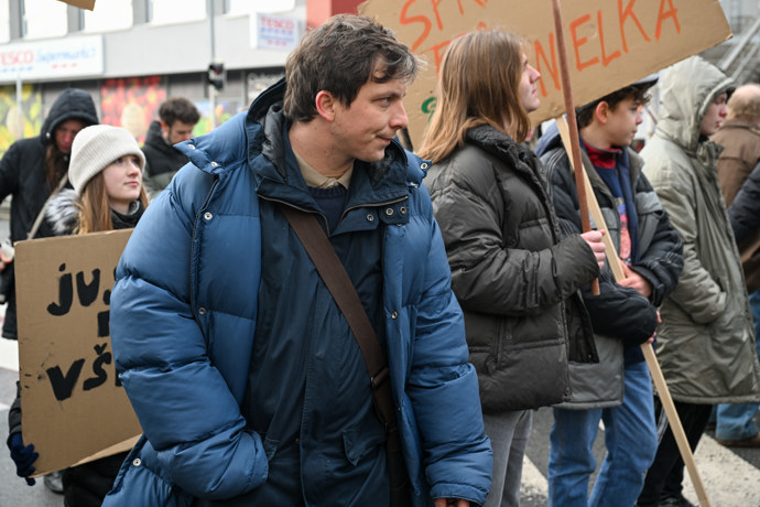 FOTO: Kryštof Bartoš během natáčení. – stránka 9