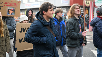 FOTO: Kryštof Bartoš hraje v seriálu novináře.
