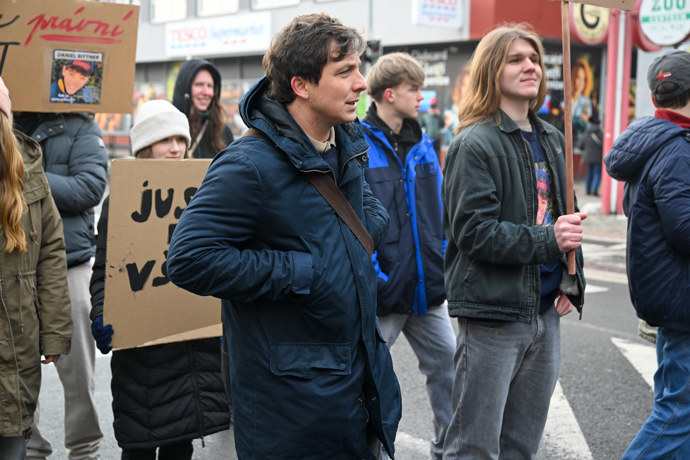 FOTO: Kryštof Bartoš hraje v seriálu novináře. – stránka 7