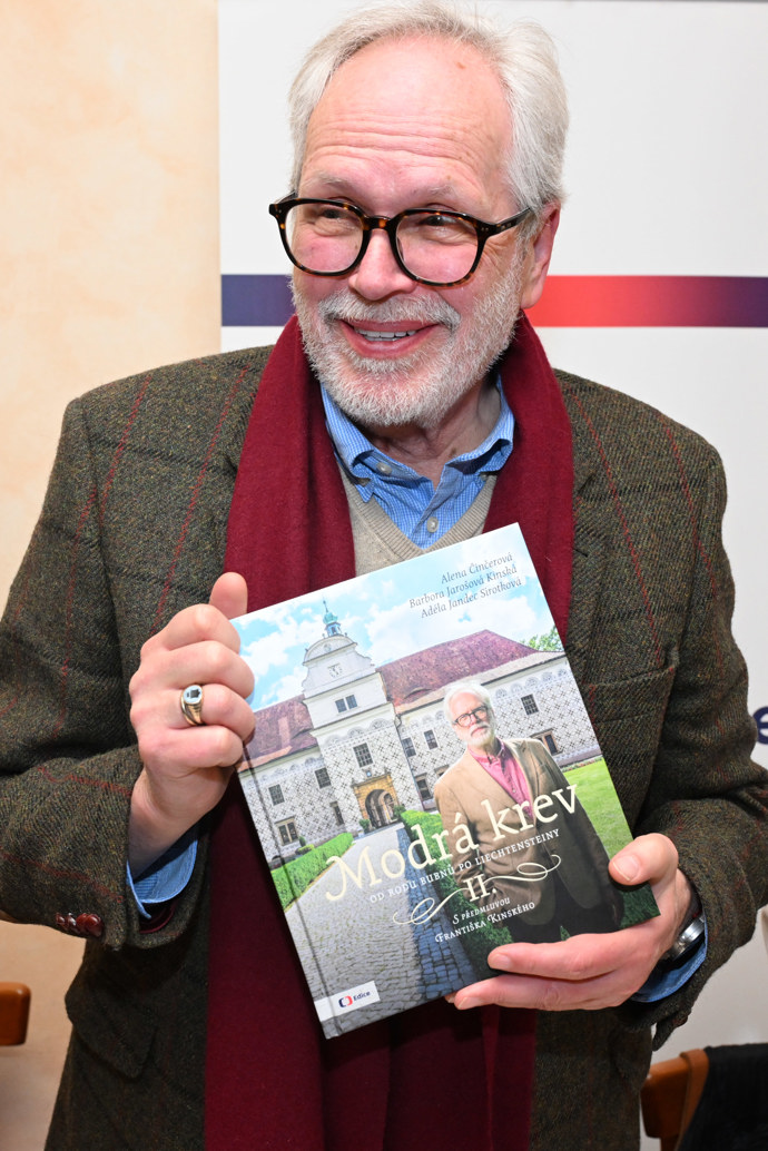 FOTO: František Kinský s novou knihou. – stránka 3