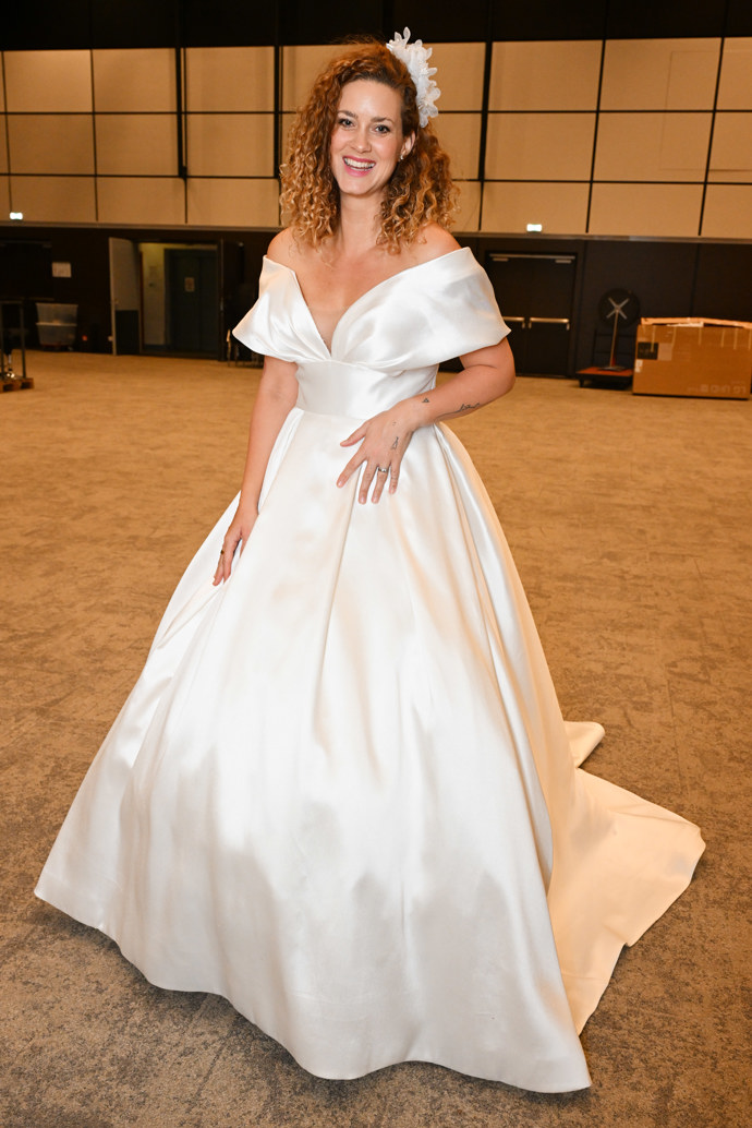 FOTO: Kateřina Pechová byla ve svatebních šatech nepřehlédnutelná. – stránka 28