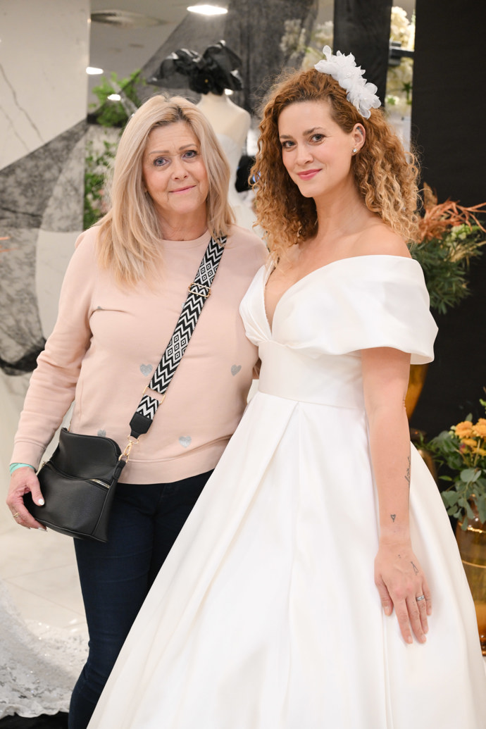 FOTO: Kateřina Pechová s maminkou. – stránka 17