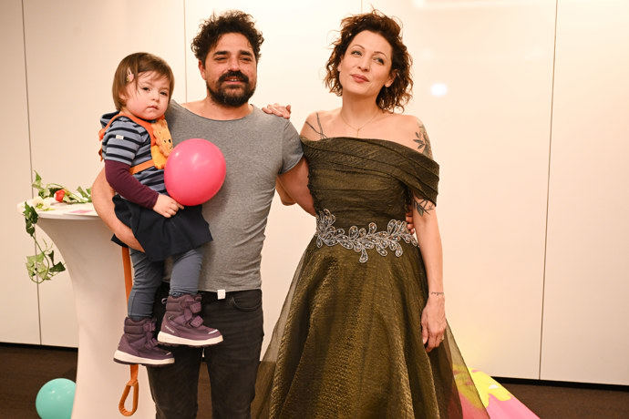 FOTO: Adéla Elbel s manželem Michalem Rožkem a dcerou Grétou. – stránka 4