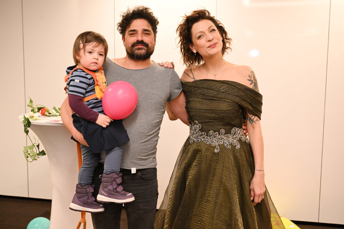 FOTO: Adéla Elbel s rodinkou. – stránka 3