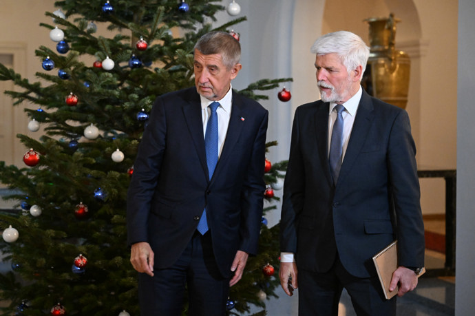 FOTO: Petr Pavel s Andrejem Babišem u stromečku. – stránka 23