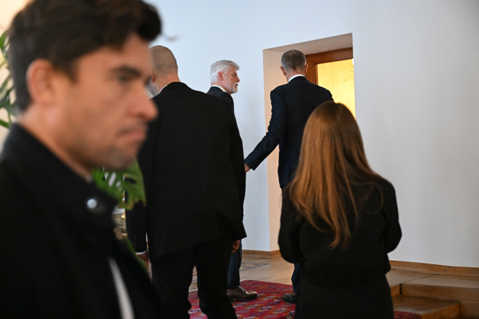 FOTO: Petr Pavel s Andrejem Babišem odchází. – stránka 20