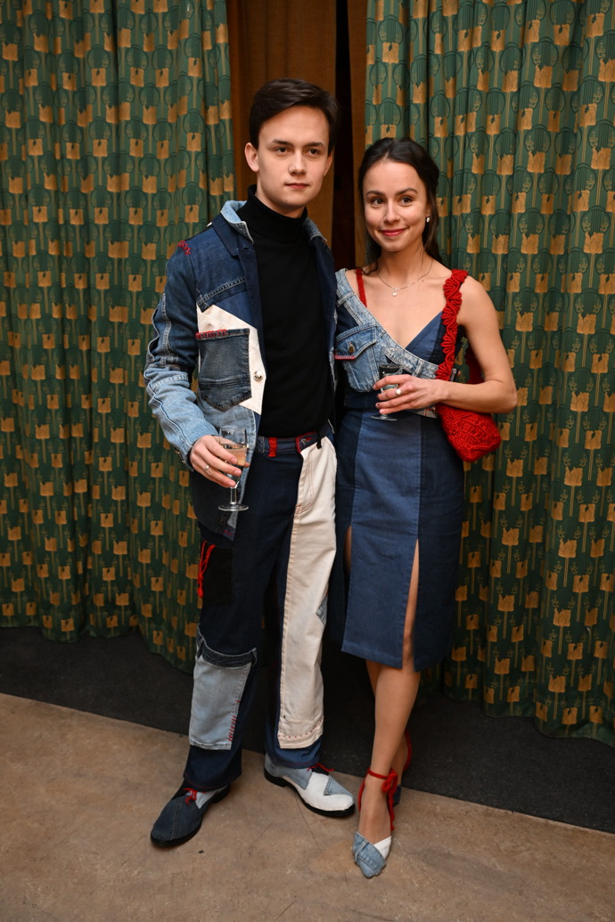 FOTO: Maxmilián Kocek nemohl na premiéře série Metoda Markovič: Straka chybět. – stránka 27