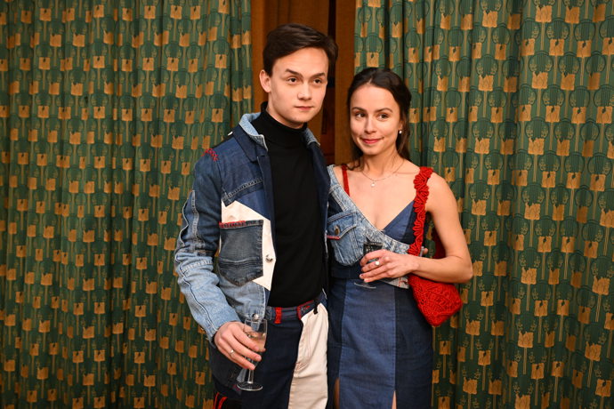 FOTO: Maxmilián Kocek nemohl na premiéře série Metoda Markovič: Straka chybět. – stránka 26