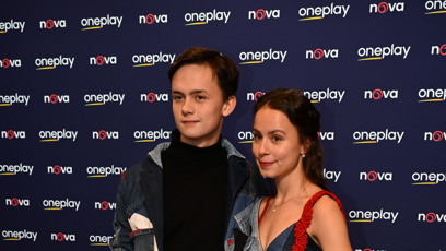 FOTO: Maxmilián Kocek dorazil na premiéru série Metoda Markovič: Straka s půvabným doprovodem.