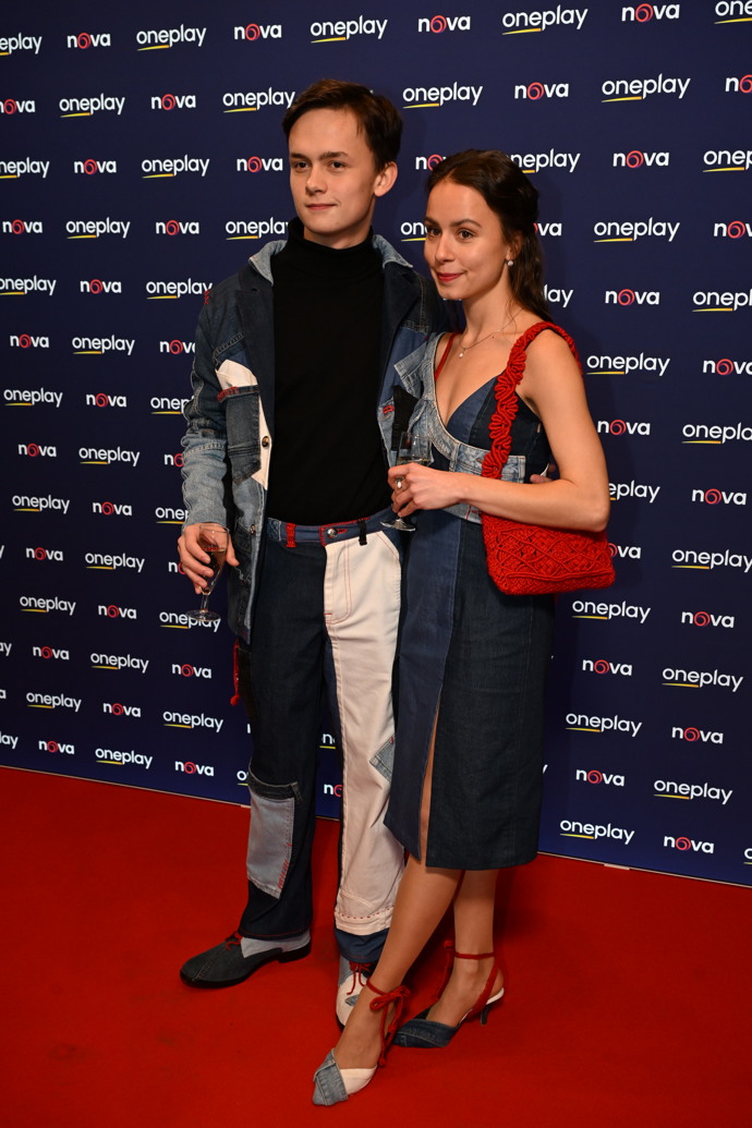 FOTO: Maxmilián Kocek dorazil na premiéru série Metoda Markovič: Straka s půvabným doprovodem. – stránka 25