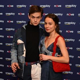 Maxmilián Kocek dorazil na premiéru série Metoda Markovič: Straka s půvabným doprovodem.