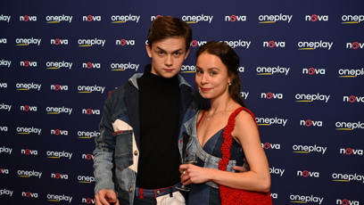 FOTO: Maxmilián Kocek dorazil na premiéru série Metoda Markovič: Straka s půvabným doprovodem.