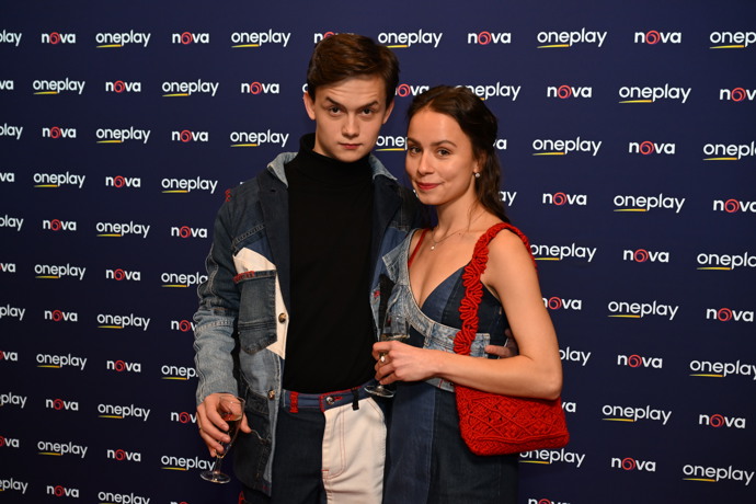 FOTO: Maxmilián Kocek dorazil na premiéru série Metoda Markovič: Straka s půvabným doprovodem. – stránka 24