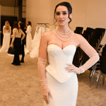 K šatům náležely také průhledné tylové rukavičky. 