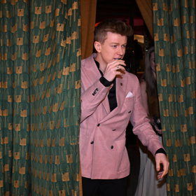 Adam Mišík přišel na premiéru sám.