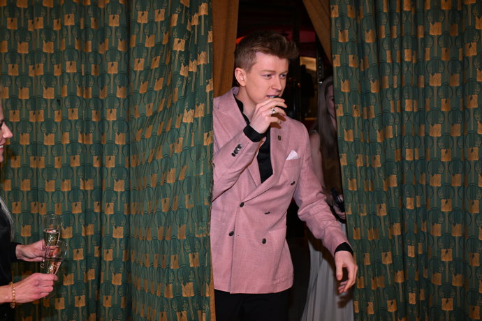 FOTO: Adam Mišík přišel na premiéru sám. – stránka 140