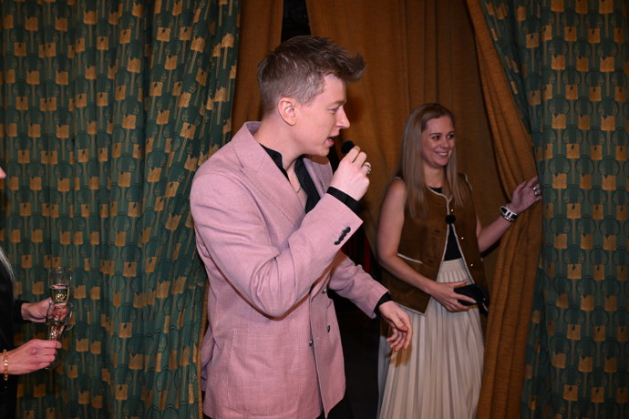 FOTO: Adam se na premiéře dobře bavil. – stránka 7