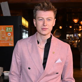 Adam vytáhl lososové sako.