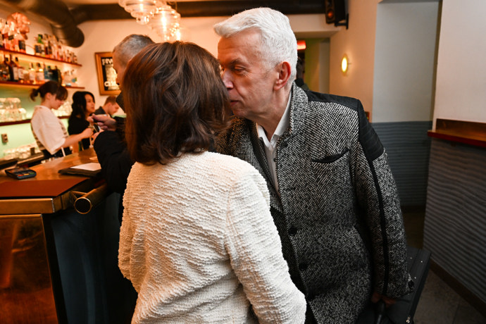 FOTO: Marie Rottrová při vítání s Jaroslavem Svěceným. – stránka 3