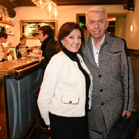 Česká zpěvačka Marie Rottrová po boku houslisty Jaroslava Svěceného.