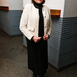 Na křest knihy Matka od Markéty Harasimové zvolila zpěvačka kombinaci minimalistického černého základu a světlého sáčka.