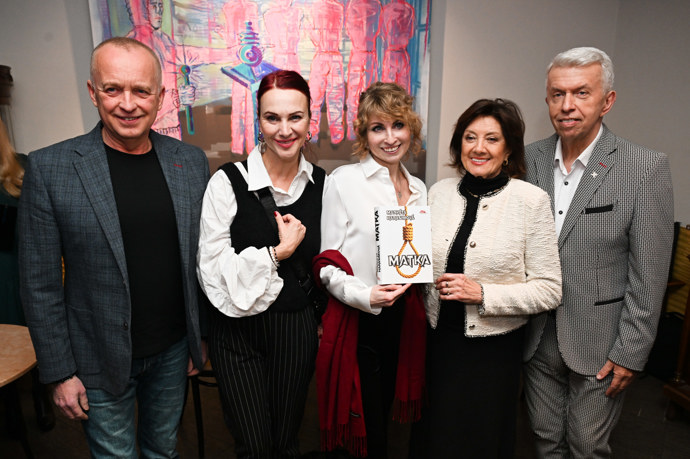 FOTO: Česká spisovatelka Markéta Harasimová pokřtila svou novou knihu s názvem Matka, společně s Karlem Voříškem, Marií Rottrovou, Jaroslavem Svěceným a Janou Vaculíkovou. – stránka 1