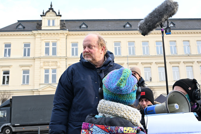 FOTO: David Novotný během natáčení demonstrace.