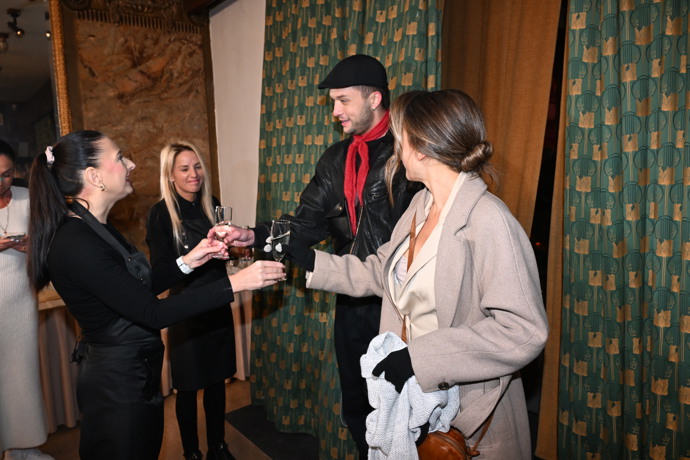 FOTO: Lucie Vondráčková dorazila na premiéru s doprovodem. – stránka 20