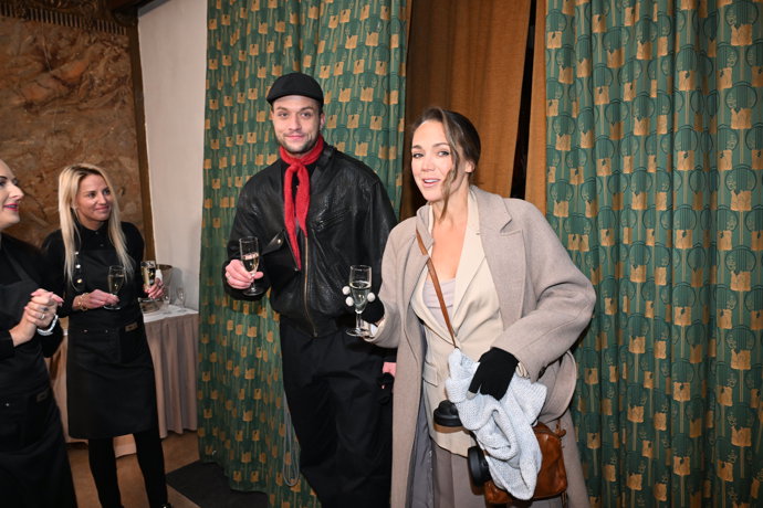 FOTO: Lucie Vondráčková uvítala welcome drink. – stránka 18