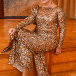 Herečka během focení oblékla například zlatou flitrovou róbu od Martiny Pipkové Loudové. 