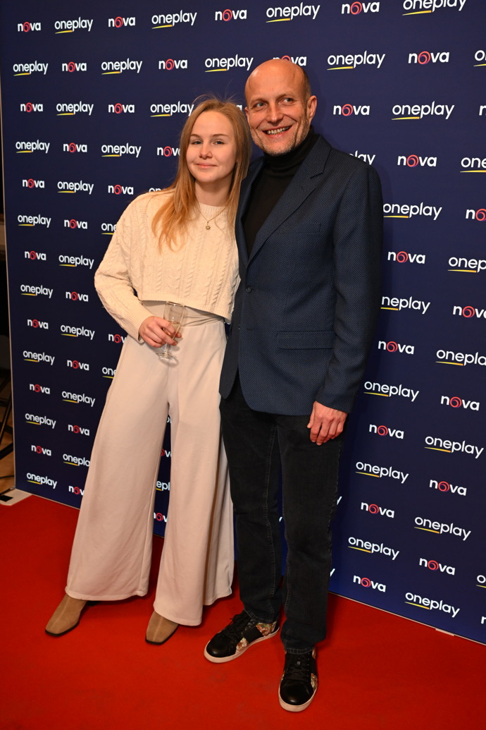 FOTO: Jiří Ployhar s přítelkyní na premiéře série Metoda Markovič: Straka. – stránka 1