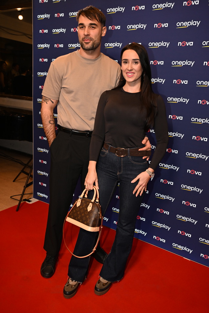 FOTO: Adam Vacula po boku své krásné Besky na premiéře série Metoda Markovič: Straka. – stránka 12