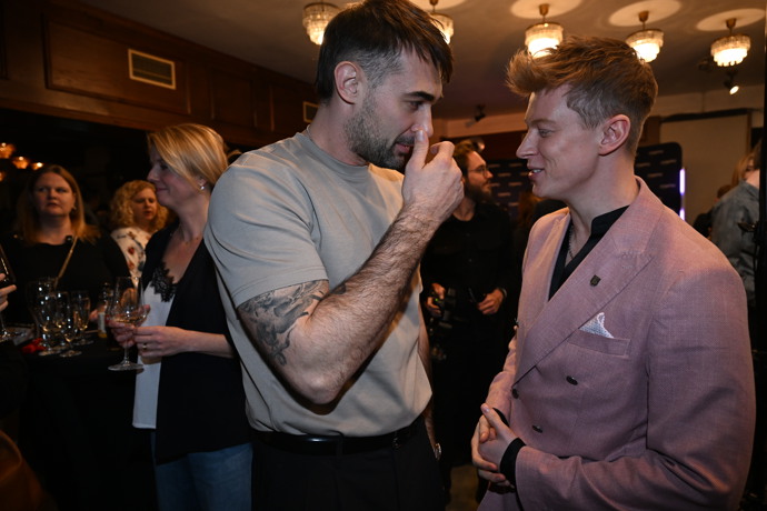 FOTO: Adam Vacula se dal do řeči s Adamem Mišíkem. – stránka 10