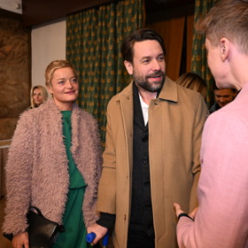 Václav Neužil dorazil na premiéru Metoda Markovič: Straka po boku své ženy Lenky.