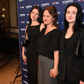 Kristýna Badinková Nováková s dcerami na premiéře seriálu Metoda Markovič: Straka. 