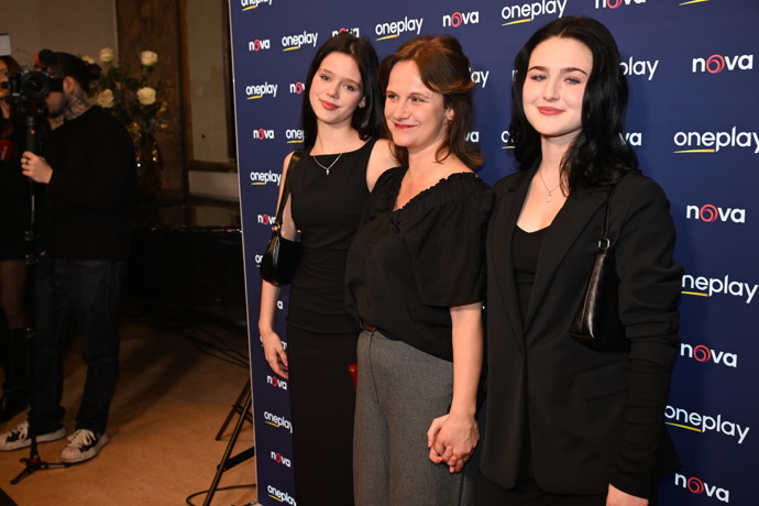 FOTO: Kristýna Badinková Nováková s dcerami na premiéře seriálu Metoda Markovič: Straka. – stránka 22