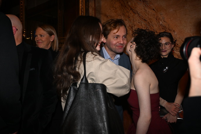 FOTO: Petr Lněnička v obležení žen. – stránka 29