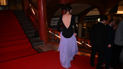 FOTO: Sarah Haváčová dorazila v outfitu s odhalenými zády.