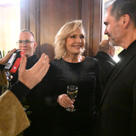 Zpěvačka Helena Vondráčková při konverzaci s Braňo Mišíkem.