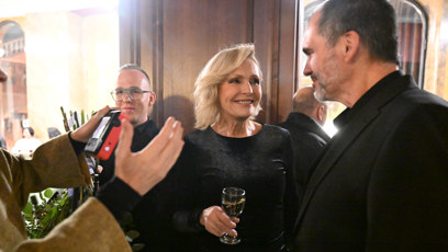 FOTO: Zpěvačka Helena Vondráčková při konverzaci s Braňo Mišíkem.