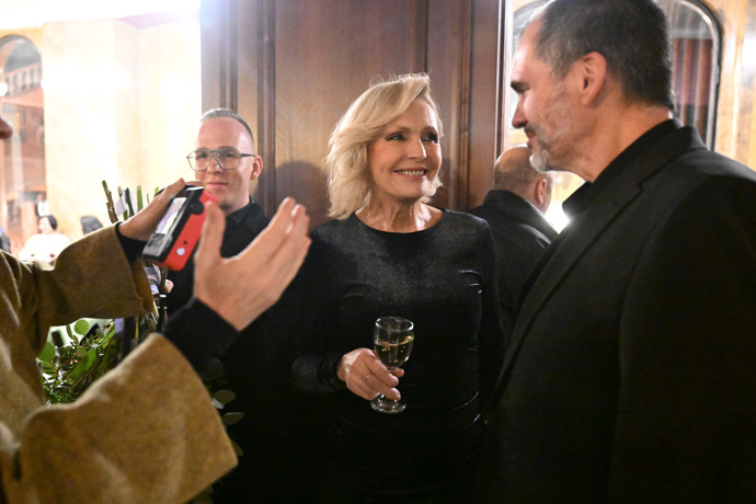 FOTO: Zpěvačka Helena Vondráčková při konverzaci s Braňo Mišíkem. – stránka 12