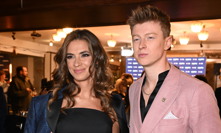 Adam Mišík po boku krásné Sáry Rychlíkové.