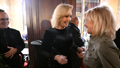 FOTO: Helena Vondráčková a Veronika Žilková při konverzaci.