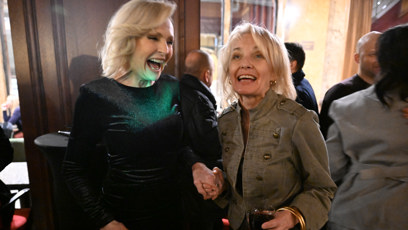 FOTO: Helena Vondráčková a Veronika Žilková s úsměvy od ucha k uchu.