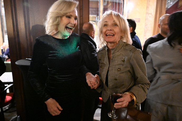 FOTO: Helena Vondráčková a Veronika Žilková s úsměvy od ucha k uchu. – stránka 9