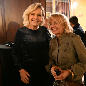 Vysmátá Helena Vondráčková s Veronikou Žilkovou.