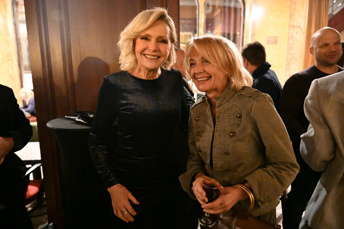 FOTO: Vysmátá Helena Vondráčková s Veronikou Žilkovou. – stránka 7