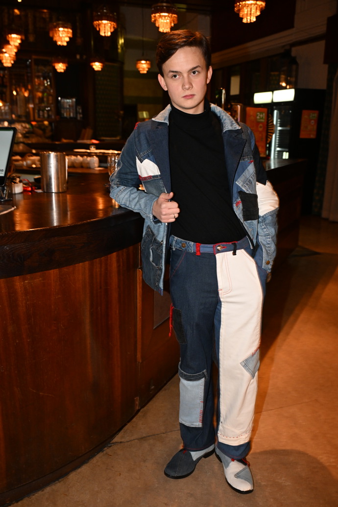 FOTO: Maxmilián Kocek dorazil v zajímavém outfitu. – stránka 10