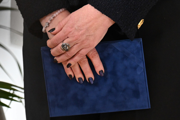 FOTO: Detail na ruce Evy Pavlové s prstenem. – stránka 5